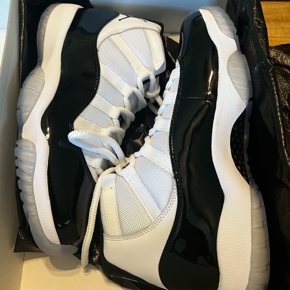 Jordan 11 Retro White/Concord Black Size US 7.5 EU 40.5 NEW IN BOX - Picture 2 of 10